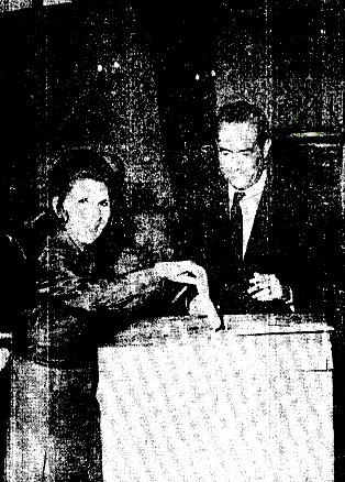 خانم خامنه ای رای خود را به صندوق می اندازذ و اقای مشیری یزدی نظارت می کند