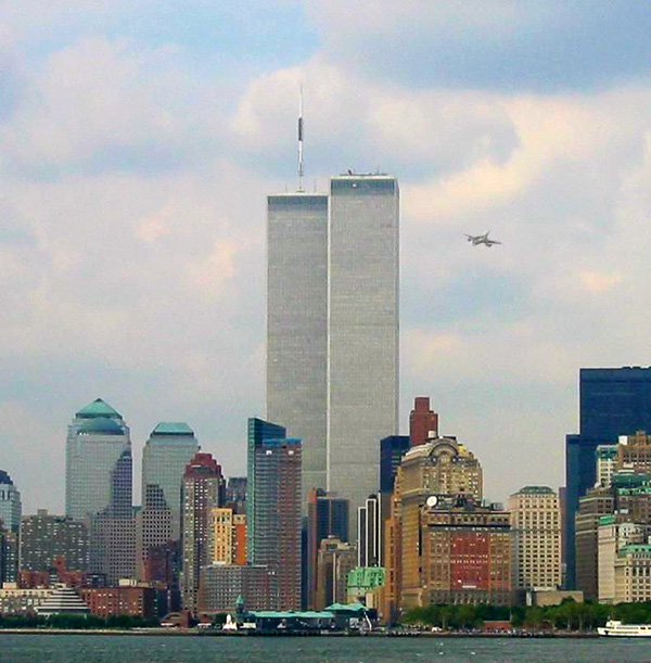 لحظاتی قبل از برخورد هواپیمای تحت هدایت محمد عطا با برج شمالی تجارت جهانی نیویورک