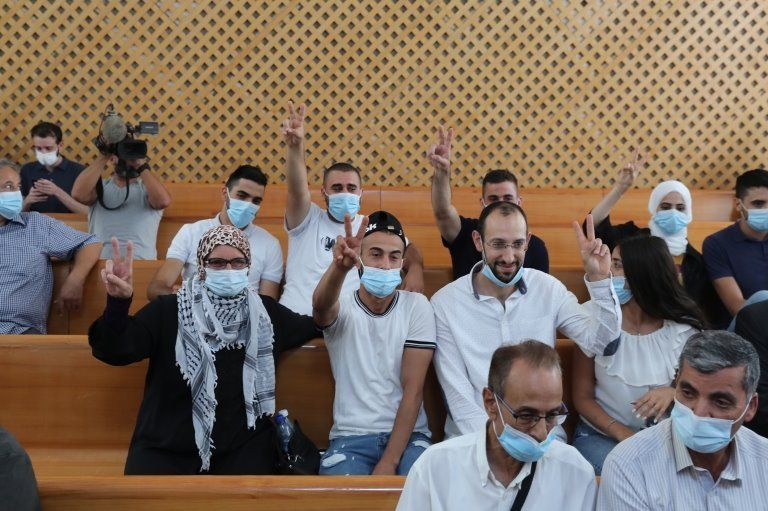 گروهی از ساکنان شرق بیت المقدس در جلسه دیوان عالی اسرائیل درباره پرونده املاک محله شیخ جراح