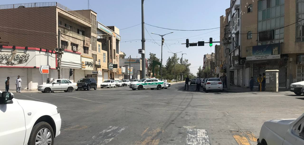 دقایقی پیش افراد مسلح ناشناس به دادگستری زاهدان حمله کردند و هم اکنون اورژانس و ماموران امنیتی در محل حادثه حاضر هستند.