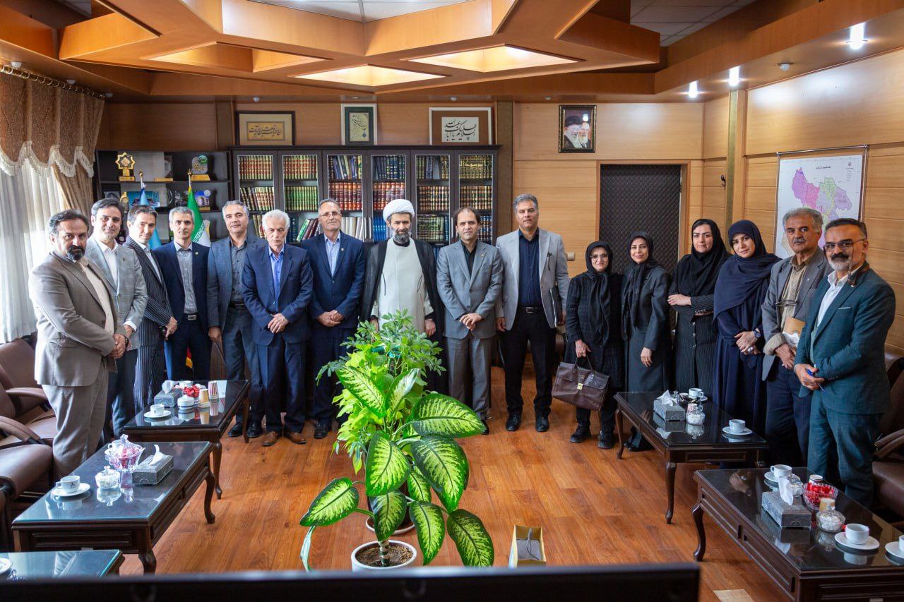 رئیس کل دادگستری استان قزوین و اعضای هیأت مدیره و جمعی از پیشکسوتان کانون وکلای دادگستری قزوین