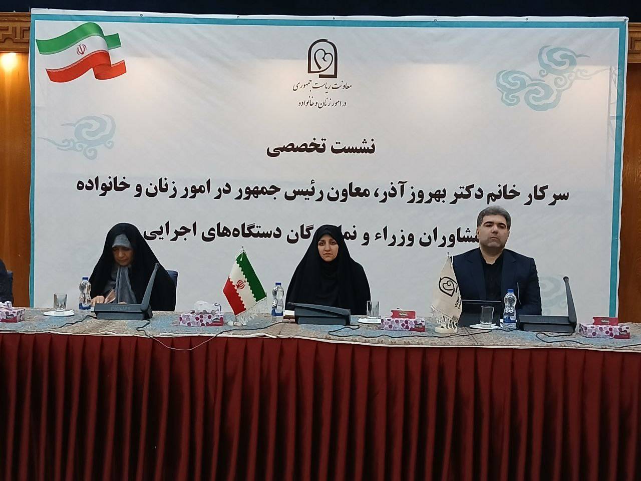 انتصاب ۱۹۰۰ زن در پستهای مدیریتی ارشد