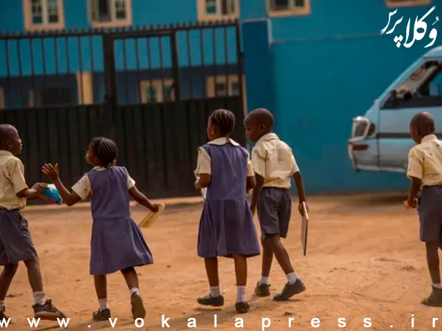 دولت نیجریه اعلام کرد که سیاست بحث‌برانگیز الزام استفاده از زبان‌های بومی در مدارس ابتدایی را لغو، و زبان انگلیسی را جایگزین می‌کند