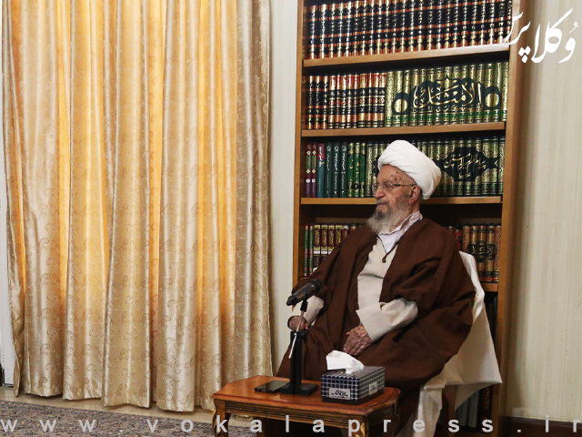 آیت‌الله مکارم شیرازی: وکلا نباید به گونه‌ای رفتار کنند که اعتماد عمومی به دستگاه قضائی تضعیف شود