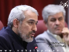 وکلاپرس- وزیر امور اقتصادی و دارایی در جریان نشست با اعضای کمیسیون برنامه، بودجه و محاسبات مجلس شورای اسلامی، از رونمایی سامانه «وثایق» برای تسهیل دریافت تسهیلات خرد خبر داد. به گزارش وکلاپرس به نقل از خبرگزاری خانه ملت، در پایان نشست با اعضای کمیسیون برنامه، بودجه و محاسبات مجلس شورای اسلامی که در محل این وزارتخانه برگزار شد، درباره محورهای این جلسه گفت: امروز نشست بسیار خوبی را با رئیس و اعضای کمیسیون برنامه و بودجه مجلس و همچنین همکارانم در مجموعه وزارت امور اقتصادی و دارایی برگزار کردیم. وی افزود: در این جلسه دغدغه‌های نمایندگان در خصوص مسائل مربوط به گرانی‌ها، تورم،  مشکلاتی که برای بنگاه‌های اقتصادی حادث شده و مسائل مربوط به اقتصاد کلان پس از جنگ کشور، مورد بررسی قرار گرفت. علی مدنی زاده وزیر اقتصاد وزیر اقتصاد و امور دارایی ادامه داد: از طرف دیگر، وزارت اقتصاد به عنوان نماینده اقتصادی دولت در این جلسه، گزارشی از اقدامات انجام شده در طول جنگ و همچنین برنامه‌هایی که وزارت اقتصاد و دولت برای فضای پس از جنگ، مقابله با گرانی‌ها و حمایت از بنگاه‌ها و کسب‌وکارها در دستور کار دارند، ارائه کرد. مدنی‌زاده با اشاره به موضوع حمایت از تولید و تسهیل دسترسی مردم به تسهیلات بانکی اظهار کرد:در زمینه تسهیلات خرد، اخیراً ما از سامانه «وثایق» رونمایی کردیم. در این سامانه این امکان وجود دارد که هر کدام از شهروندان، هرگونه دارایی که در یکی از سامانه‌های رسمی کشور دارند، از جمله منازل مسکونی، زمین، خودرو، سهام، سپرده بانکی یا هرگونه اوراق بهادار را به عنوان وثیقه قرار دهند و مبتنی بر آن بتوانند به صورت سریع از بانک‌ها تسهیلات دریافت کنند. بیشتر بخوانید: دستورالعمل تنظیم قراردادها و فرآیندهای سامانه جامع وثایق و صدور شناسه یکتا راه‌اندازی سامانه جامع وثایق الکترونیک (سامانه توثیق) مصوبه هیات عالی بانک مرکزی درباره بخشودگی دریافت وجه التزام تاخیر تأدیه دین از تسهیلات خرد بانک‌ها نیز به تدریج در حال پیوستن به سامانه وثایق هستند وی تصریح کرد: این سامانه اکنون رونمایی شده و در حال توسعه است و بانک‌ها نیز به تدریج در حال پیوستن به آن هستند. ان‌شاءالله به محض تکمیل این فرآیند طی چند ماه آینده، دریافت تسهیلات خرد برای هموطنان بسیار سهل و آسان خواهد شد. وزیر امور اقتصادی و دارایی در ادامه با اشاره به برنامه دولت برای تقویت تجارت، بازارچه‌های مرزی و مناطق آزاد گفت: در این حوزه یک کار بسیار بزرگ و جدی با همکاری وزارت راه و شهرسازی، وزارت صنعت، معدن و تجارت، بانک مرکزی، سازمان برنامه و بودجه، وزارت جهاد کشاورزی، مجموعه وزارت اقتصاد، گمرک و سازمان مناطق آزاد انجام شده است. این دستگاه‌ها در این طرح همکاری مشترکی داشتند و تمام موانع موجود در حوزه پایانه‌های مرزی، صادرات، واردات و ترانزیت کشور احصا شده است. مدنی‌زاده خاطرنشان کرد: این موانع در قالب مجموعه‌ای از مواد قانونی، اصلاح آیین‌نامه‌های داخلی و دستورالعمل‌های اجرایی تدوین شده و فرآیند تصویب قانونی آن‌ها به‌زودی طی خواهد شد که این موضوع می‌تواند تحول بزرگی در حوزه صادرات، واردات و ترانزیت کشور ایجاد کند. منبع: خبرگزاری خانه ملت